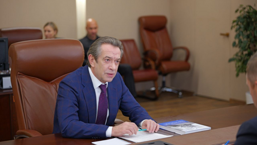 Саратовский губернатор подарил Владимиру Машкову книгу о Табакове