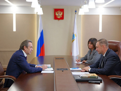 Саратовский губернатор подарил Владимиру Машкову книгу о Табакове