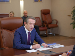Саратовский губернатор подарил Владимиру Машкову книгу о Табакове