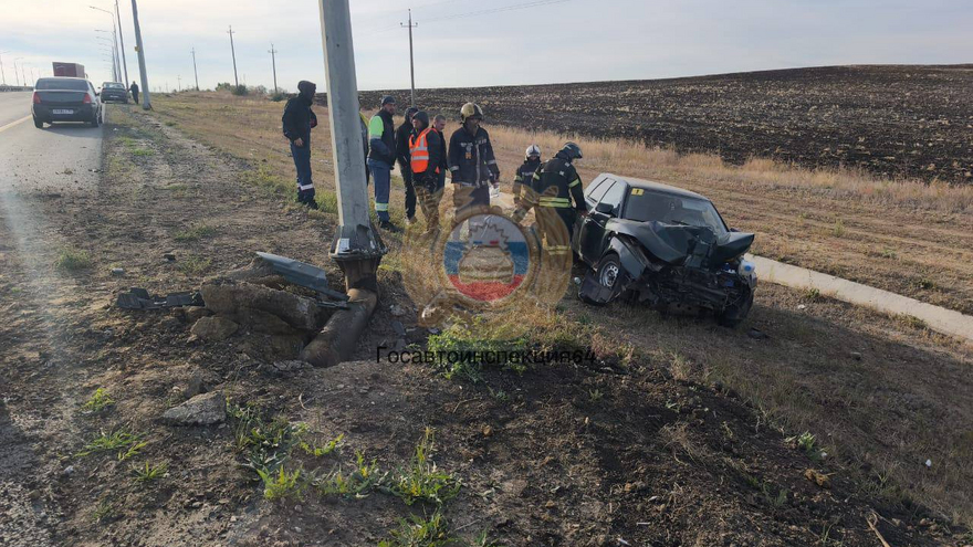 Водитель разбился о столб в пригороде Саратова