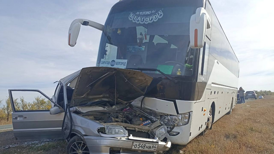 В Саратове водитель Лады погиб в столкновении с автобусом