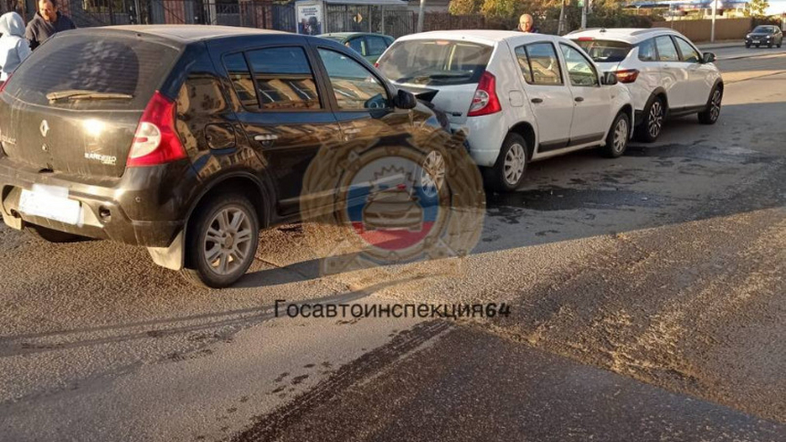 В Саратове женщина-водитель пострадала в массовом ДТП