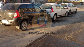В Саратове женщина-водитель пострадала в массовом ДТП