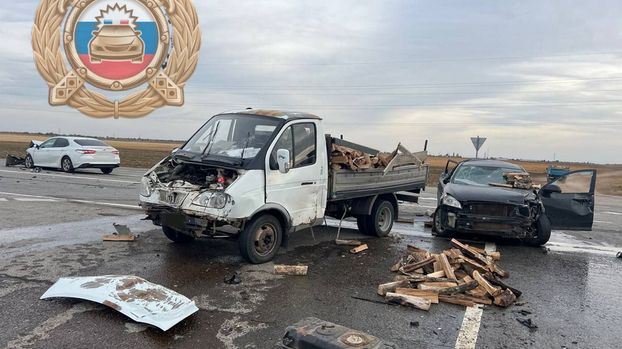 Под Энгельсом водитель погиб в массовом ДТП с грузовиком