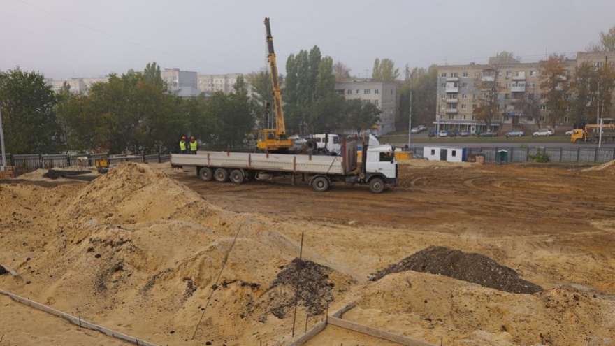 В сквере Территория детства Саратова начали строить школу на 1 100 мест