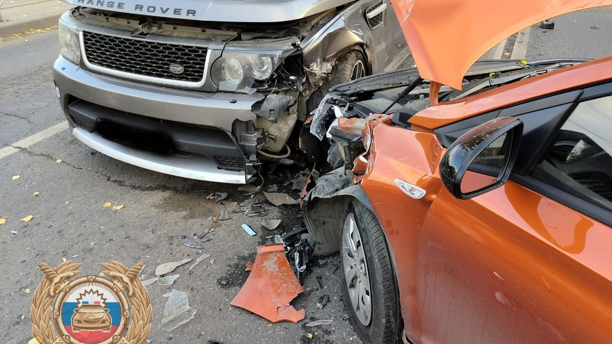 В Саратове водитель пострадал в столкновении Solaris с внедорожником Range Rover