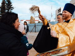 Священник провел обряд освящения стройплощадки будущей школы в Саратове