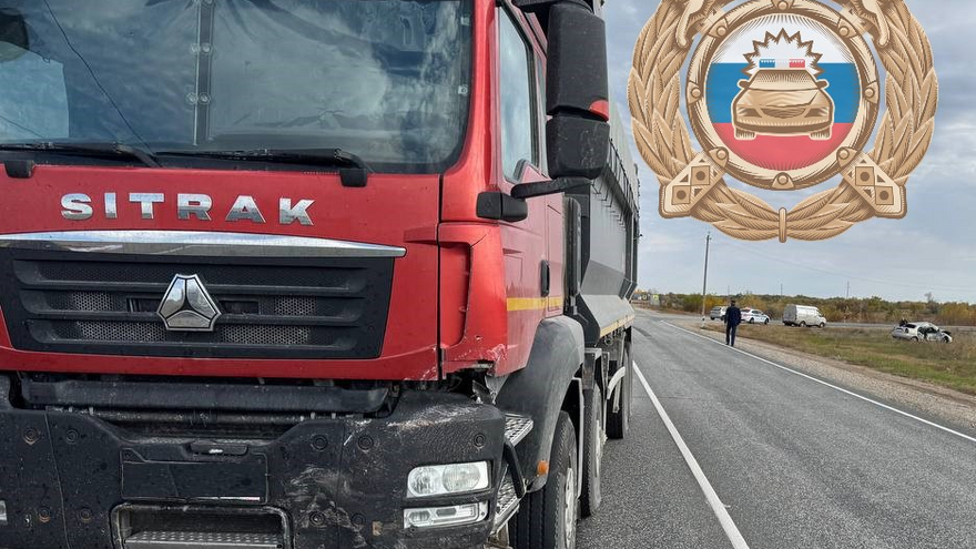 Под Марксом самосвал смял легковушку