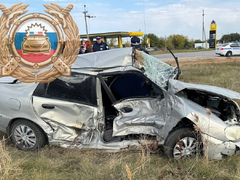 Под Марксом самосвал смял легковушку