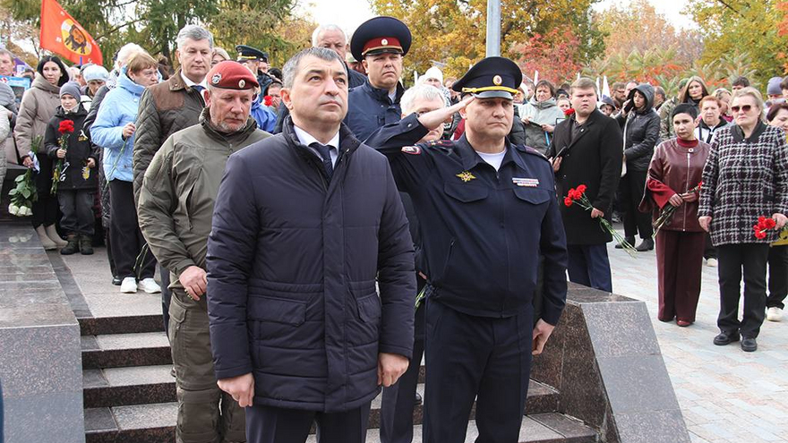 В Саратове на мемориал занесли новые имена погибших на СВО
