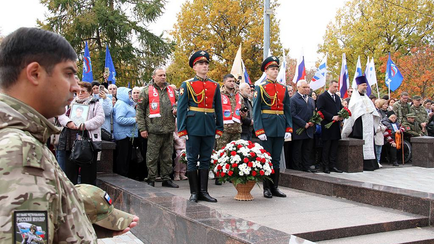В Саратове на мемориал занесли новые имена погибших на СВО