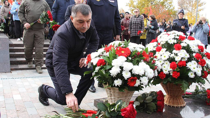 В Саратове на мемориал занесли новые имена погибших на СВО
