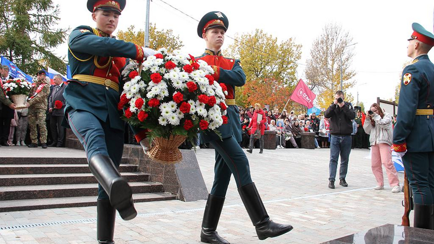 В Саратове на мемориал занесли новые имена погибших на СВО