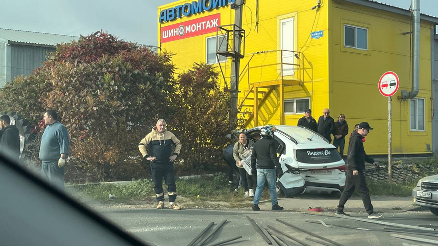 В Саратове автомобиль с логотипом такси Яндекс попал в ДТП у автомойки