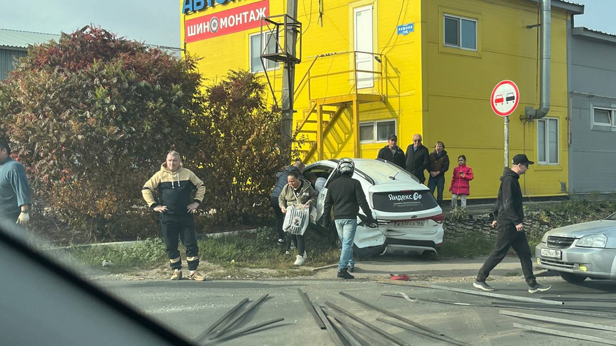 В Саратове автомобиль с логотипом такси Яндекс попал в ДТП у автомойки
