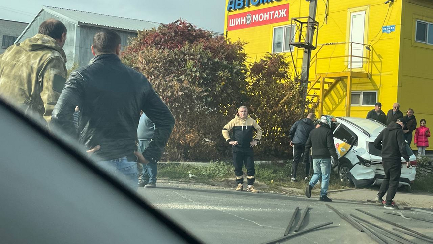 В Саратове автомобиль с логотипом такси Яндекс попал в ДТП у автомойки