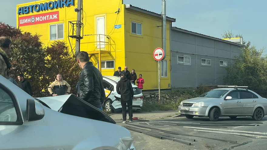 В Саратове автомобиль с логотипом такси Яндекс попал в ДТП у автомойки