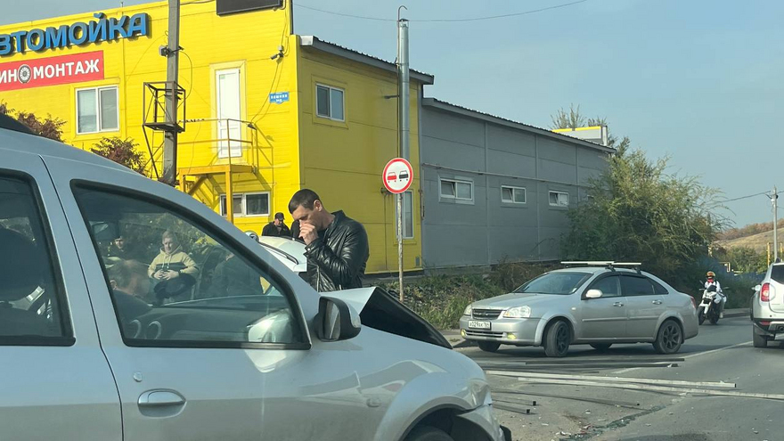 В Саратове автомобиль с логотипом такси Яндекс попал в ДТП у автомойки