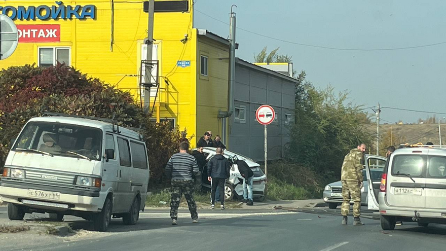 В Саратове автомобиль с логотипом такси Яндекс попал в ДТП у автомойки