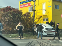 В Саратове автомобиль с логотипом такси Яндекс попал в ДТП у автомойки