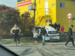 В Саратове автомобиль с логотипом такси Яндекс попал в ДТП у автомойки