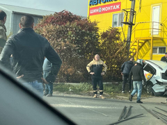 В Саратове автомобиль с логотипом такси Яндекс попал в ДТП у автомойки