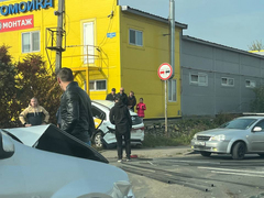 В Саратове автомобиль с логотипом такси Яндекс попал в ДТП у автомойки