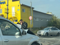 В Саратове автомобиль с логотипом такси Яндекс попал в ДТП у автомойки