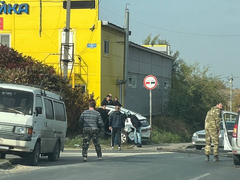 В Саратове автомобиль с логотипом такси Яндекс попал в ДТП у автомойки