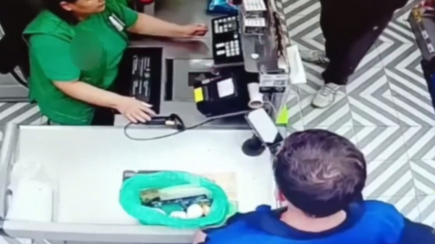 В Саратове мужчина нашел чужую карту и купил сковородку, тапочки и продукты: возбуждено дело