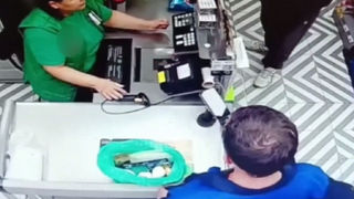 В Саратове мужчина нашел чужую карту и купил сковородку, тапочки и продукты: возбуждено дело