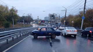 ​​​​​​​В Саратове мужчина на Жигулях влетел в отбойник 