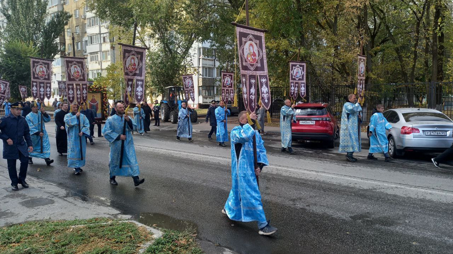В Энгельсе тысяча верующих отправилась в крестный ход