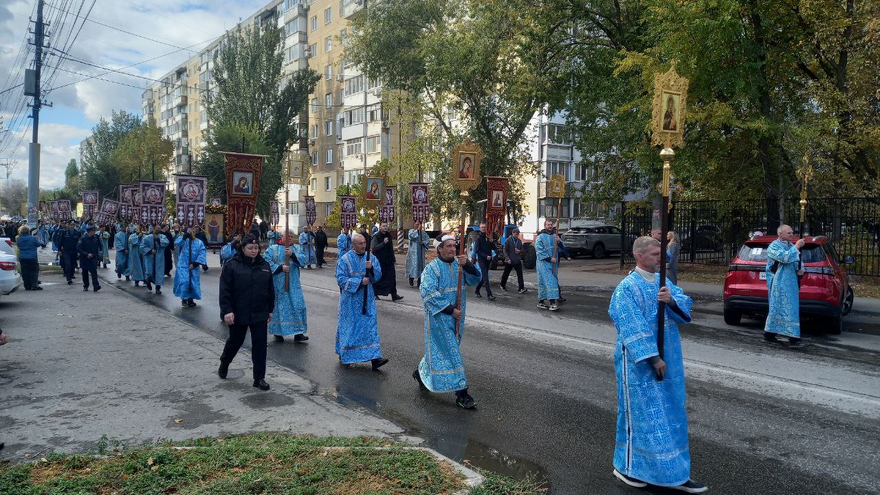 В Энгельсе тысяча верующих отправилась в крестный ход