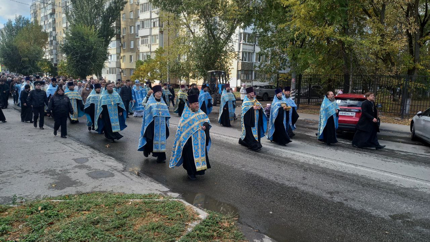 В Энгельсе тысяча верующих отправилась в крестный ход