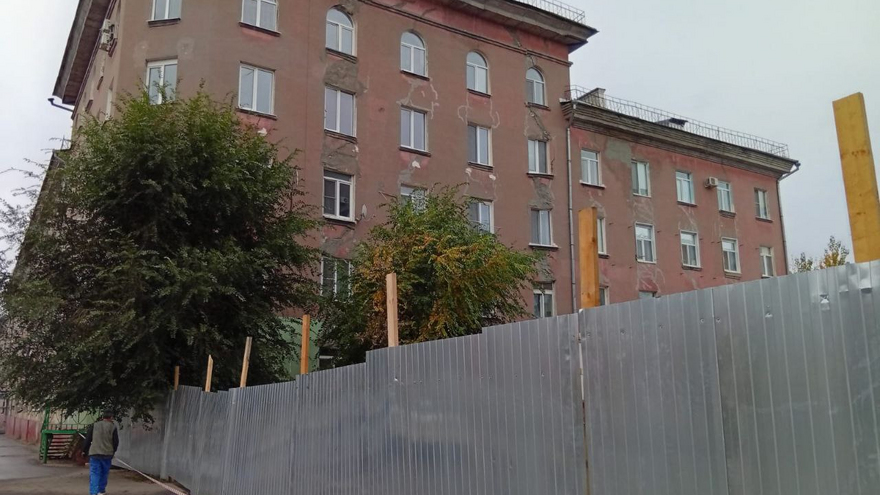 В Саратове на фасаде пятиэтажки с обрушенной стеной заметили гигантскую трещину