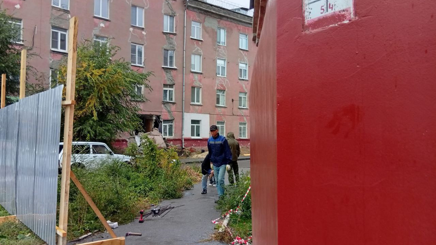 В Саратове на фасаде пятиэтажки с обрушенной стеной заметили гигантскую трещину