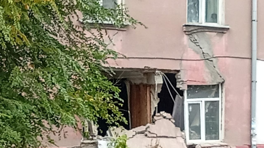 В Саратове на фасаде пятиэтажки с обрушенной стеной заметили гигантскую трещину