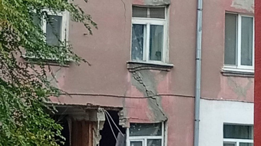 В Саратове на фасаде пятиэтажки с обрушенной стеной заметили гигантскую трещину