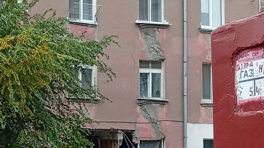 В Саратове на фасаде пятиэтажки с обрушенной стеной заметили гигантскую трещину