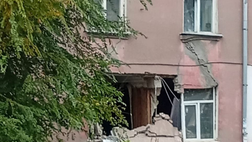 В Саратове на фасаде пятиэтажки с обрушенной стеной заметили гигантскую трещину