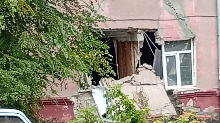 В Саратове на фасаде пятиэтажки с обрушенной стеной заметили гигантскую трещину