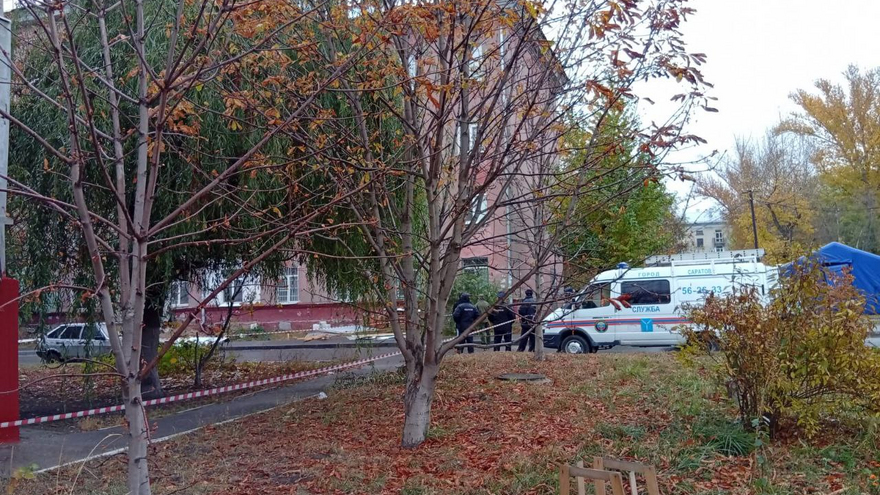В Саратове на фасаде пятиэтажки с обрушенной стеной заметили гигантскую трещину