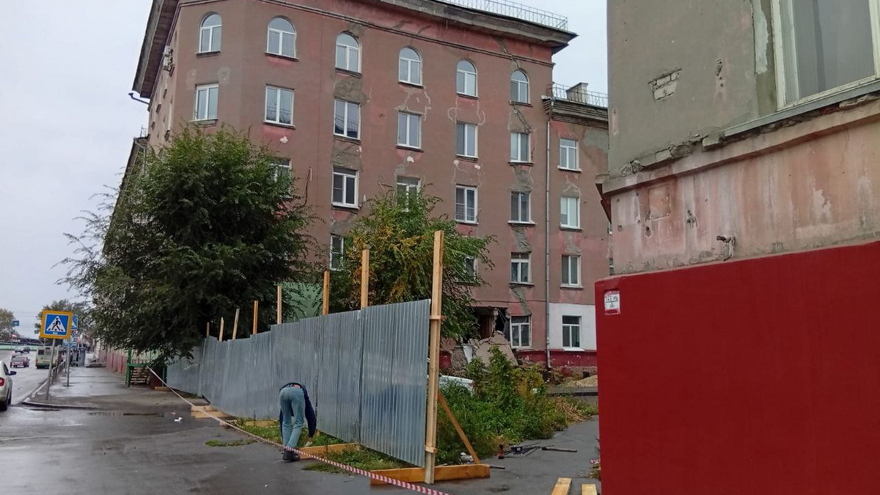 В Саратове на фасаде пятиэтажки с обрушенной стеной заметили гигантскую трещину