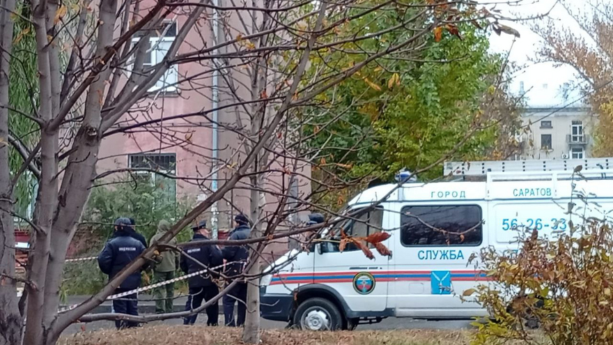 В Саратове на фасаде пятиэтажки с обрушенной стеной заметили гигантскую трещину