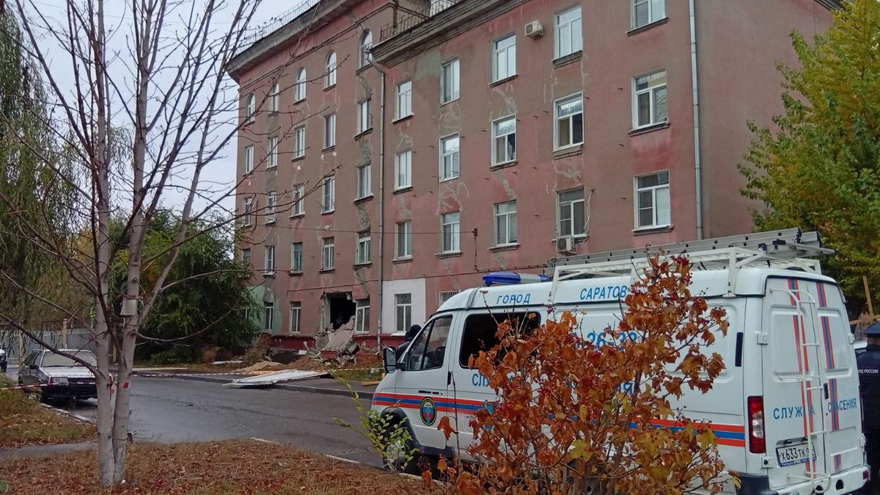 В Саратове на фасаде пятиэтажки с обрушенной стеной заметили гигантскую трещину