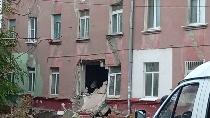 В Саратове на фасаде пятиэтажки с обрушенной стеной заметили гигантскую трещину
