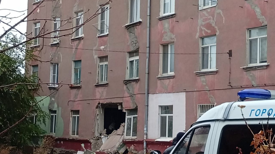 В Саратове на фасаде пятиэтажки с обрушенной стеной заметили гигантскую трещину