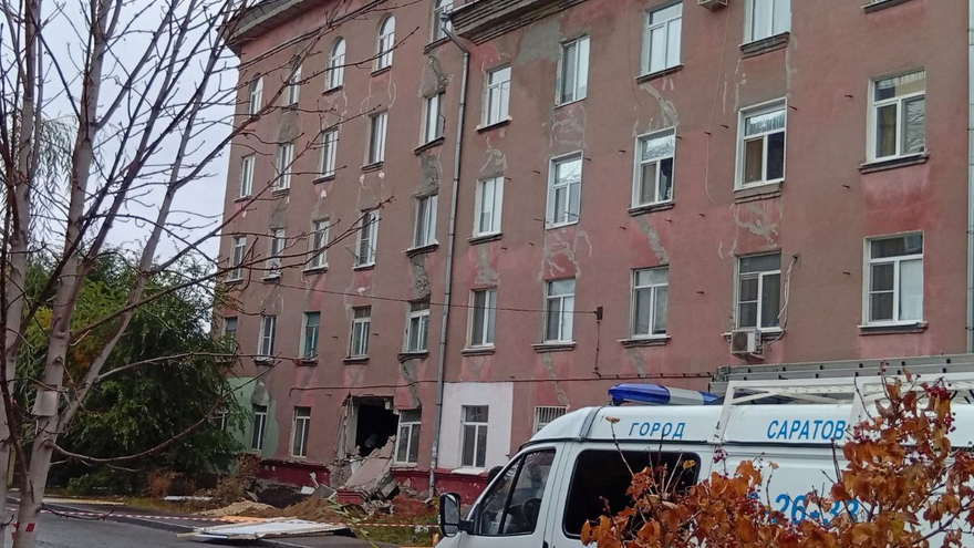 В Саратове на фасаде пятиэтажки с обрушенной стеной заметили гигантскую трещину