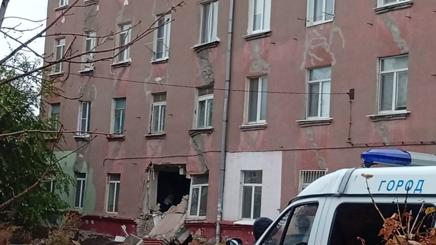 В Саратове на фасаде пятиэтажки с обрушенной стеной заметили гигантскую трещину